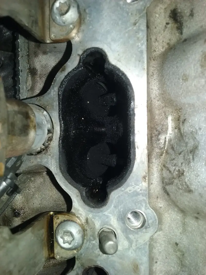 Close-up van een motorblok tijdens diagnose