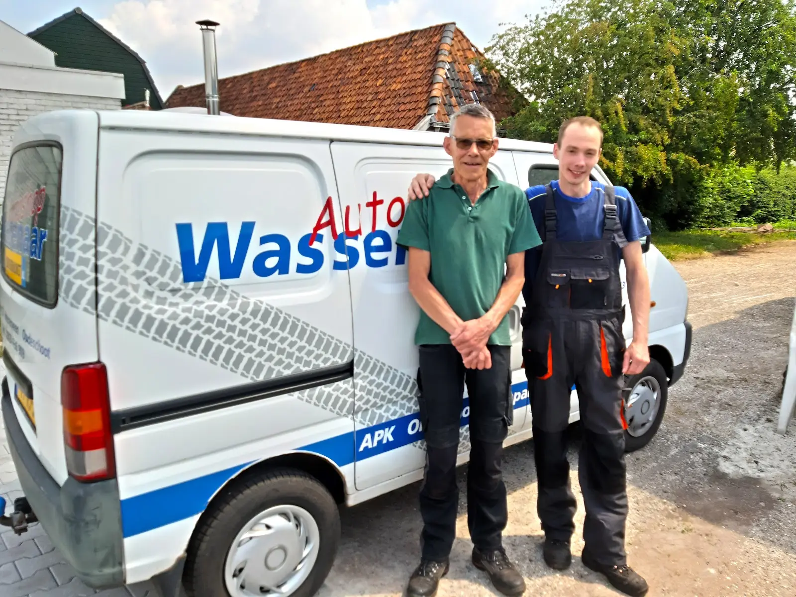 Twee monteurs van Autoshop Wassenaar voor de bedrijfsbus aan de Marktweg in Oudeschoot